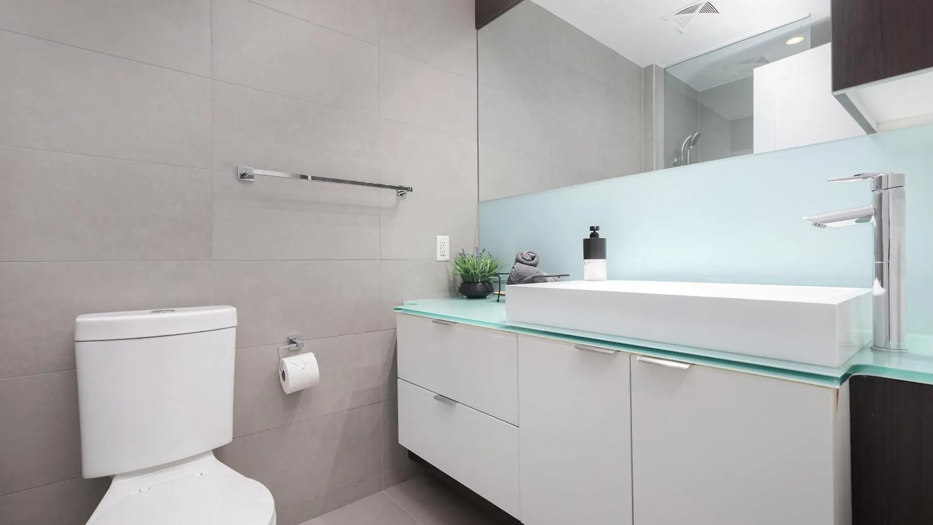 Apartment Perfect Condo Sleeps 4 Across From Cn Tower! Toronto Canada